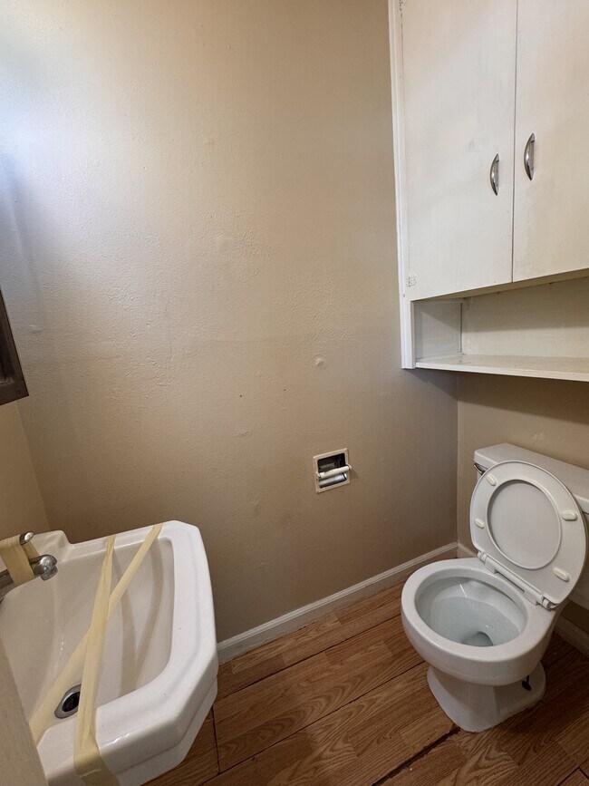 Building Photo - 1520 Roanoke Dr