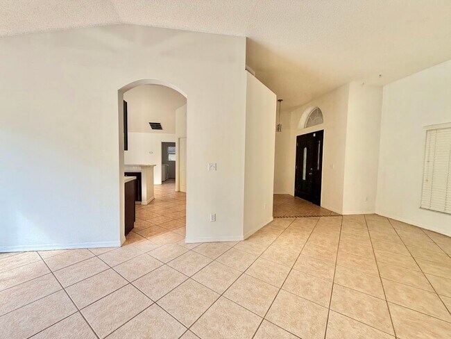 Building Photo - Large and Spacious 4/2 in Ideal Location!