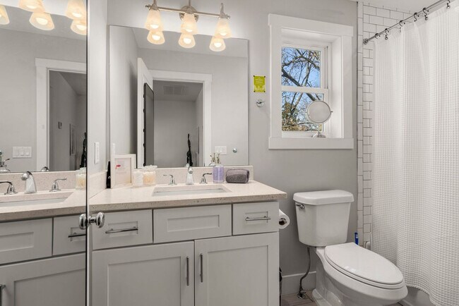 Building Photo - 559 Veritas St