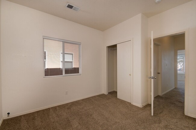 Building Photo - Amazing 3 Bedroom Near Rust Medical Center!!