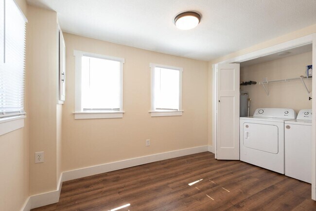 Building Photo - SHORT TERM 2/9/26-7/17/26 - Single Family 3 bedroom / 2 bath house