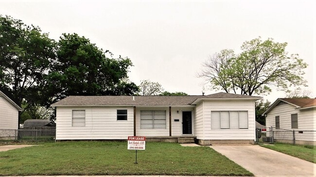 Building Photo - 1100 Estes Dr