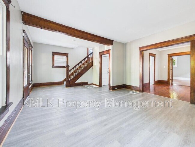 Building Photo - 701 Kling St