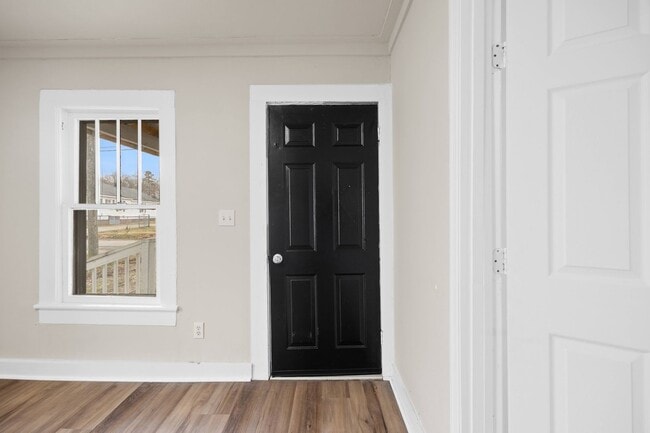 Building Photo - Two bedroom home!