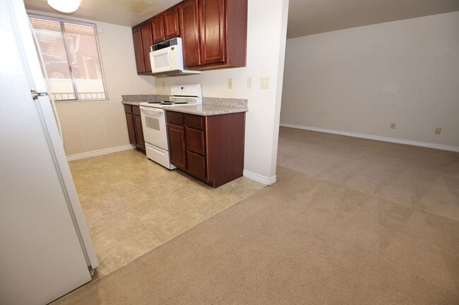 Building Photo - UPGRADED BELLA VITA 1 BEDROOM CONDO