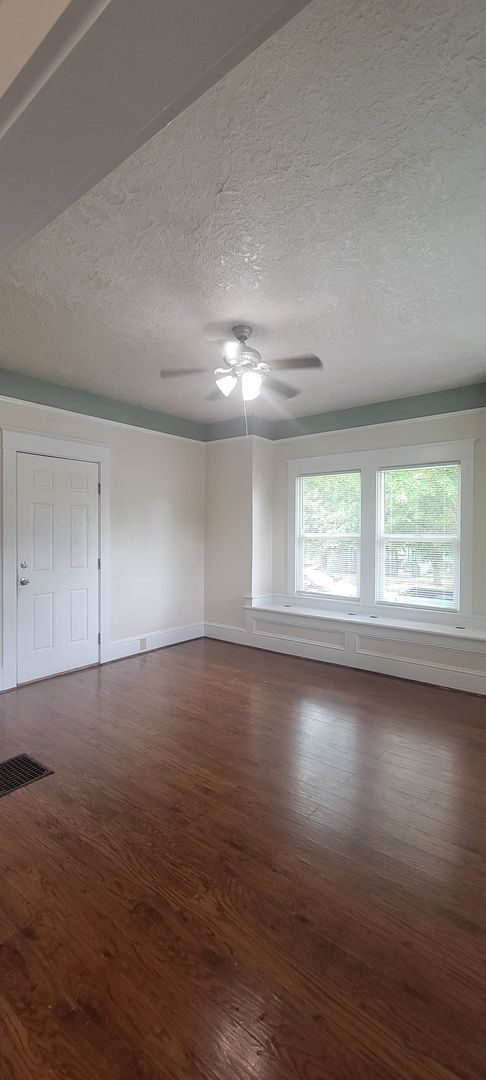 Building Photo - Downstairs unit @1034 NE Davis St - Lowere...
