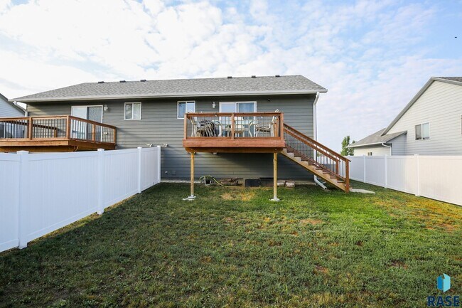 Building Photo - 1600 East 69th St N