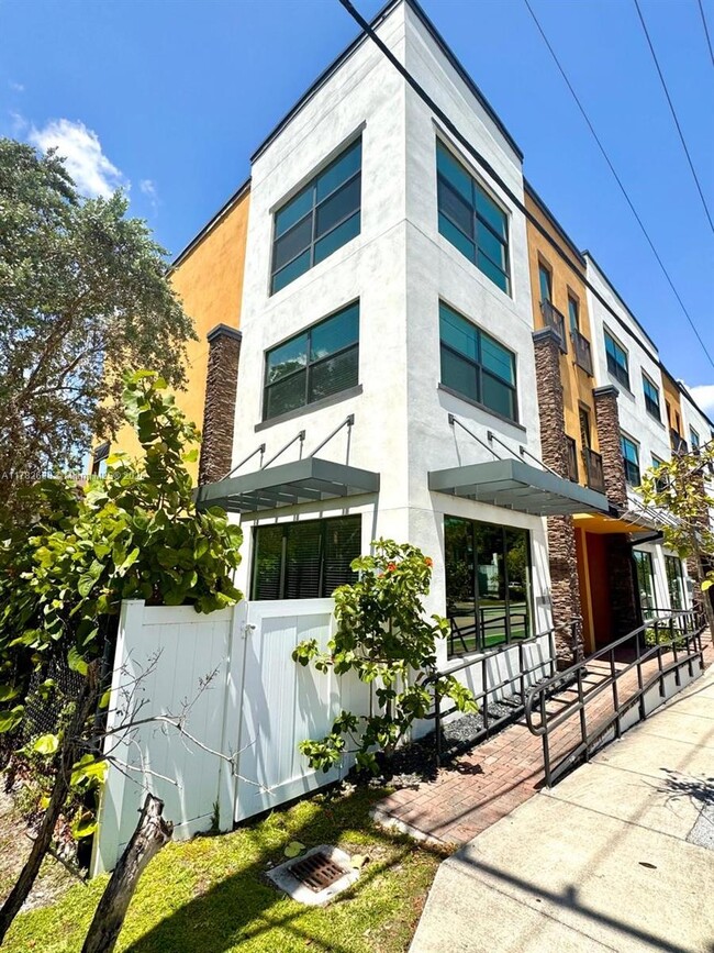 Building Photo - 1405 N Dixie Hwy