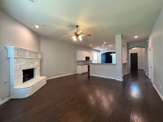 Building Photo - Lovely 4 bedroom 3 bath home!