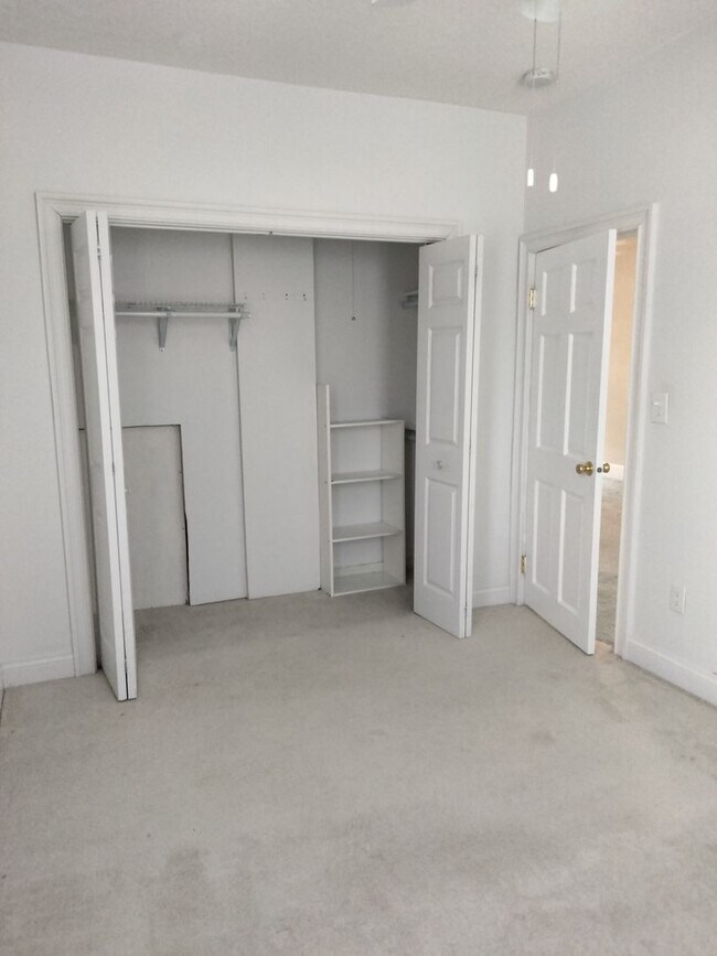 Building Photo - Spacious 1 bedroom 1 bath on the Main Level of a 5 plex.