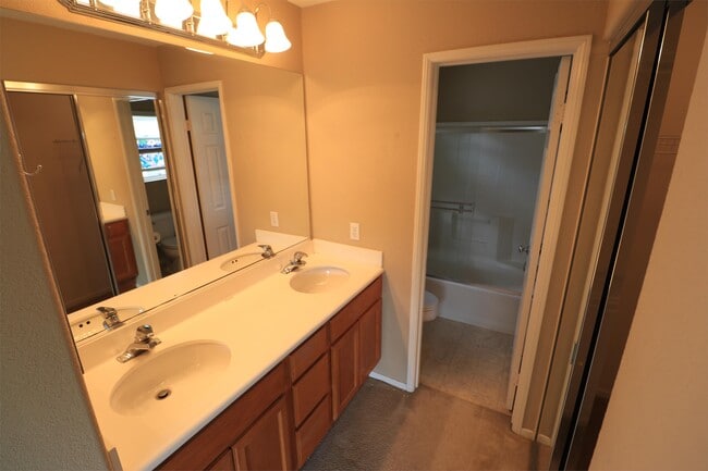 Building Photo - 16921 Meadowlark Ridge Rd