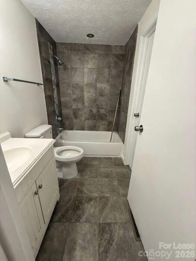 Building Photo - 9432 Lexington Cir