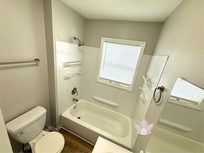 Building Photo - Warm and Welcoming 3 Bedroom 2 Bath Bungalow in a prime location!!!