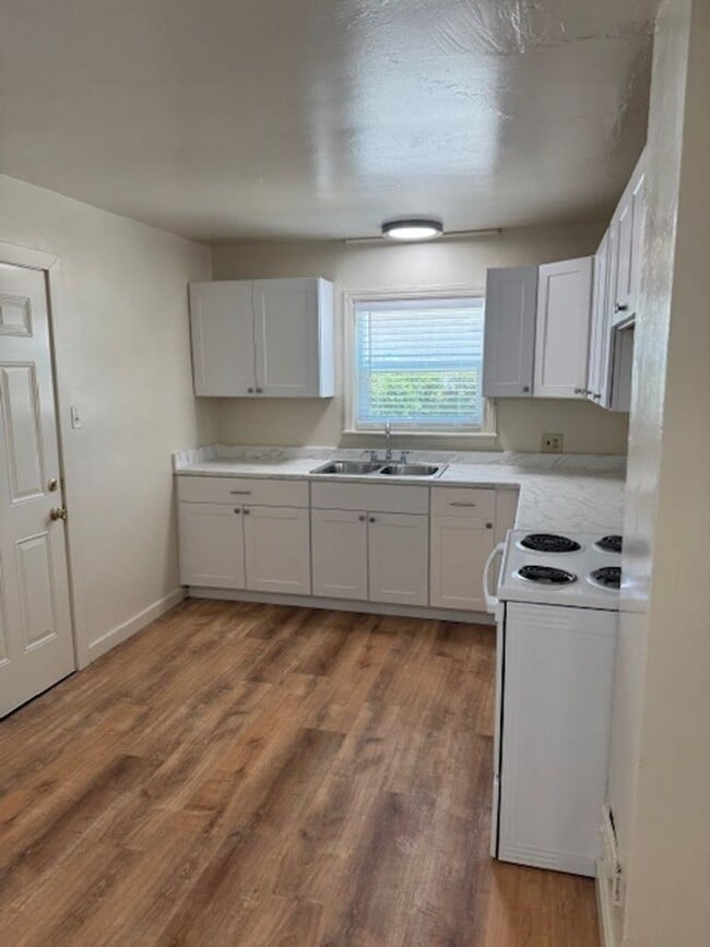 Building Photo - Downtown Home with One Car Garage and Fenced Backyard