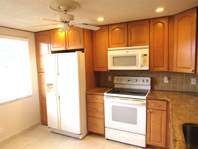 Building Photo - 3001 Portofino Isle