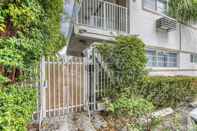 Building Photo - 6921 Rue Vendome