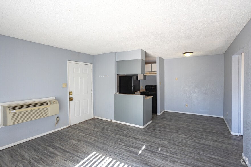 1BR, 1BA - 745SF - Crestview Commons