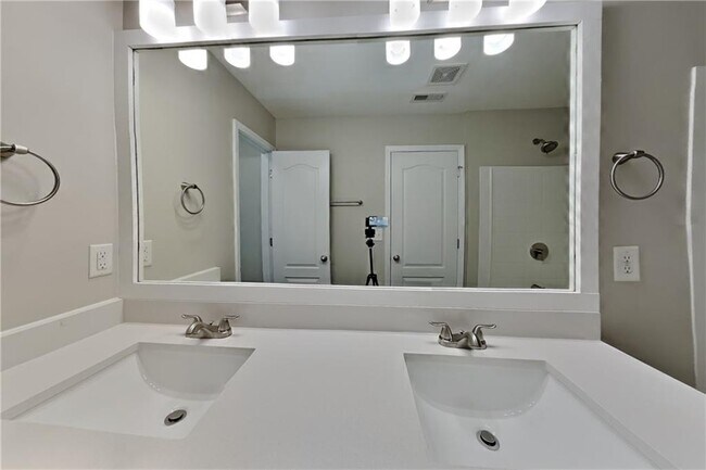 Building Photo - 843 Lobdale Falls Dr