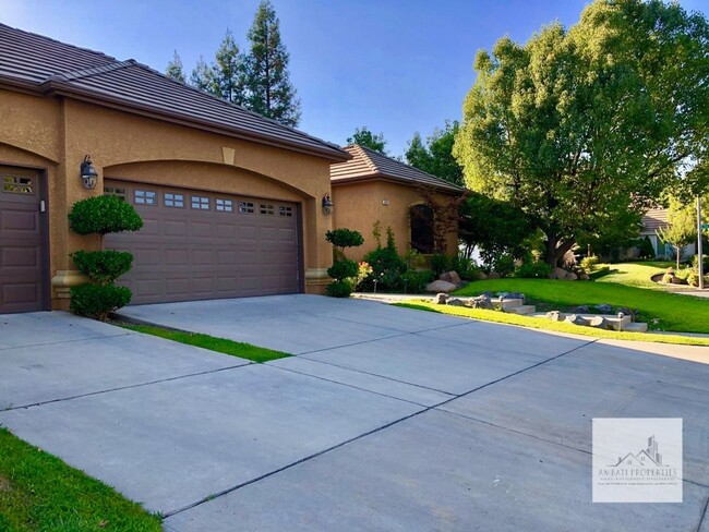 Building Photo - Spacious Four Bedroom Home in Clovis North...