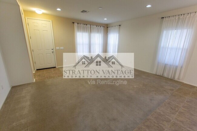 Building Photo - 928 S Hawk Ln