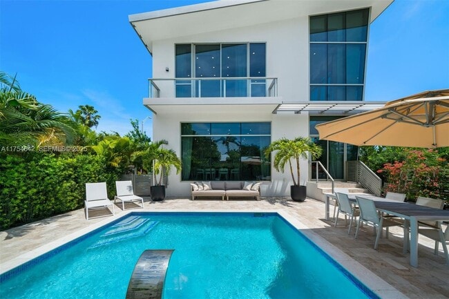 Building Photo - 1201 W 47th St