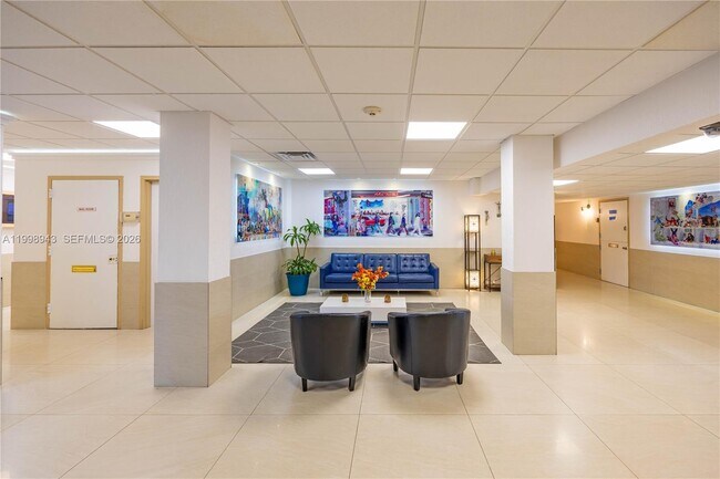 Building Photo - 4164 Inverrary Dr