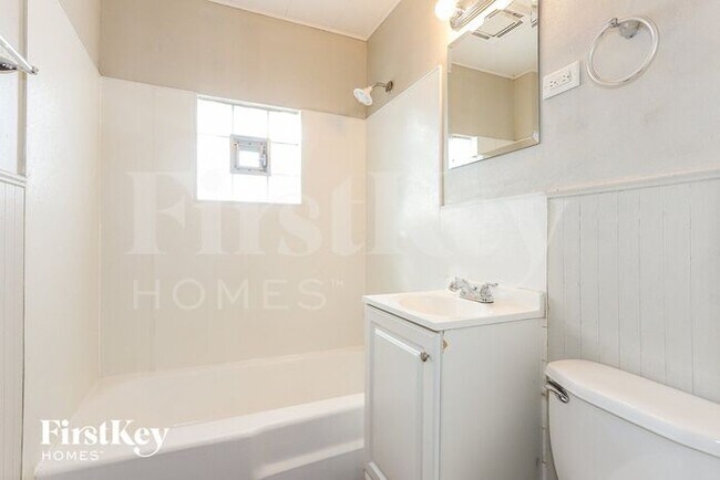 Building Photo - 14448 Kilbourn Ave