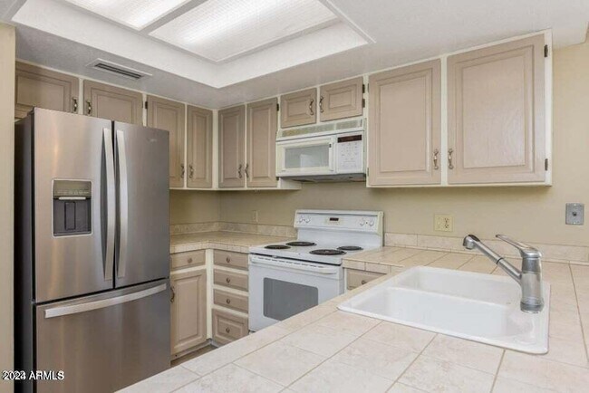 Building Photo - 7230 E Arlington Rd