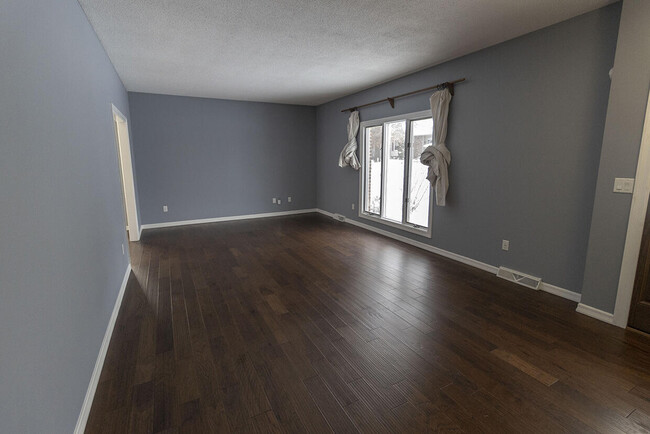 Building Photo - 4500 W Bridgewood Dr