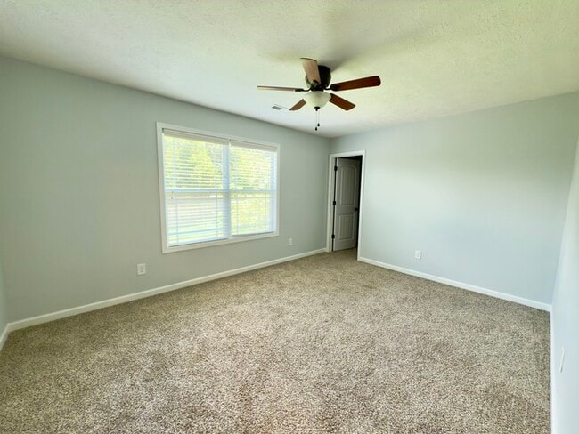 Building Photo - 532 Larkspur Dr