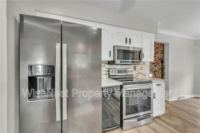 Building Photo - 305 NW Shamrock Ave