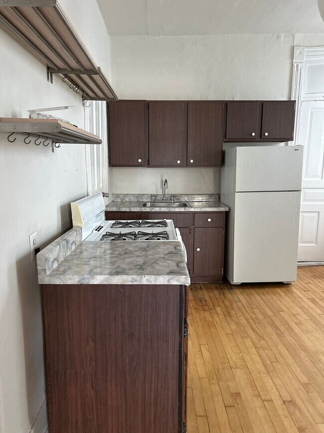 Building Photo - 862 N Hermitage Ave