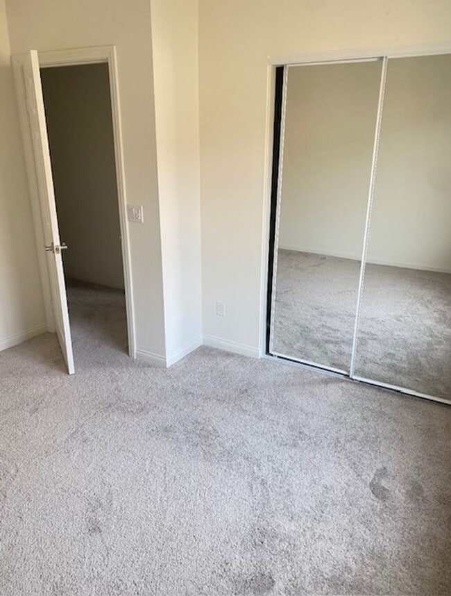 Building Photo - 2 Bed Townhouse in San Marcos