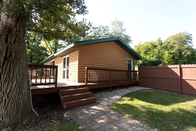 Building Photo - Furnished 2 Bedroom Home for Rent on Lake ...