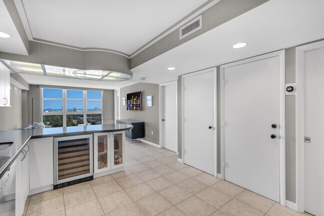 Building Photo - 1228 West Ave