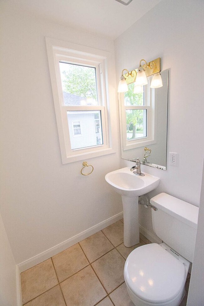 Building Photo - Beautiful Family Home Near Downtown And Hospital!