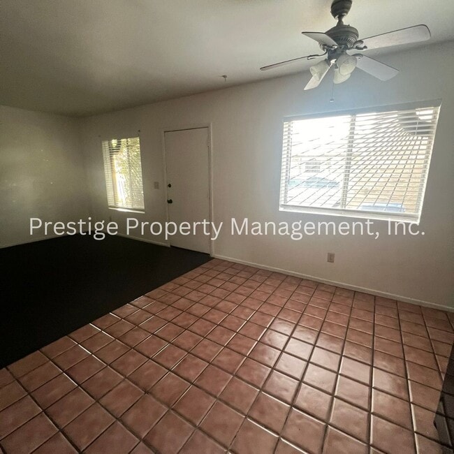 Building Photo - !!Charming Townhome With Fenced Yard!!
