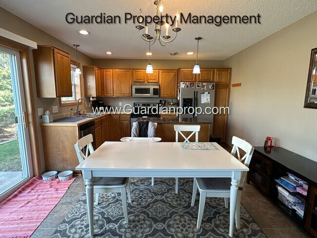 Building Photo - Lakeville End Unit Town Home, 2 Car Garage, 2.5 Baths, Walk out Patio, Available July/Aug 1st