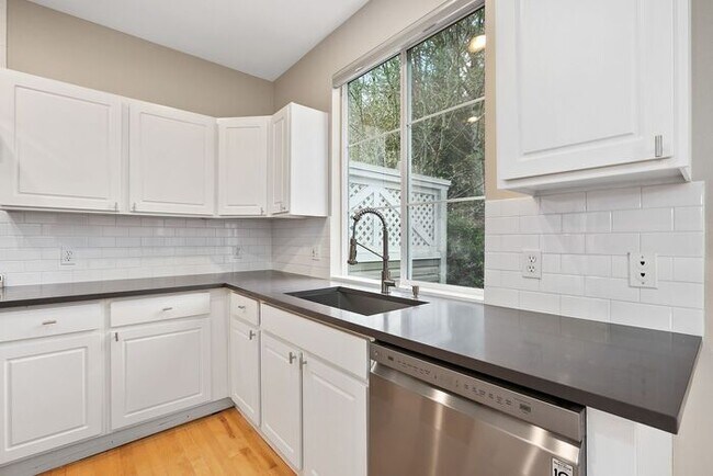 Building Photo - AIR CONDITIONED Townhome in Beautiful Summ...
