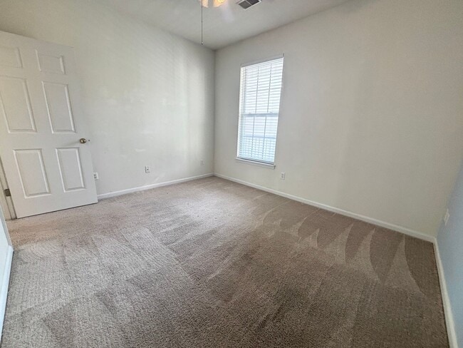 Building Photo - ***MOVE-IN SPECIAL*** $500 OFF OF YOUR FIRST MONTH'S RENT!!!