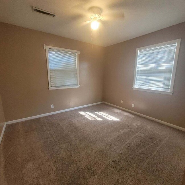 Building Photo - $995 - 3 bed 1 bath - Single Family Home