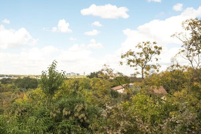 Building Photo - 2205 Spring Creek Dr