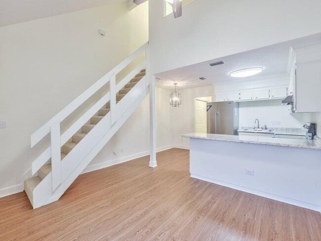 Building Photo - 948 S Lipona Rd