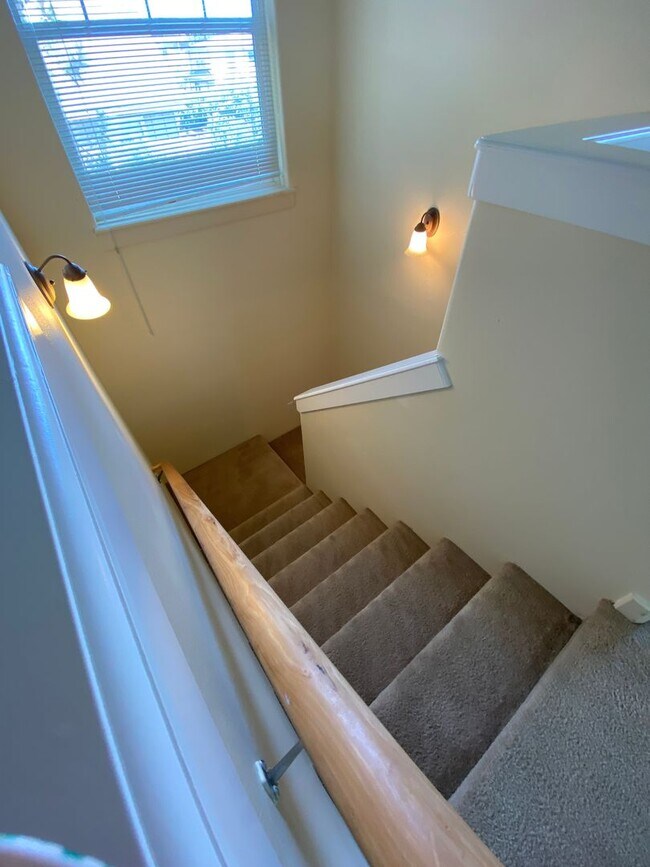 Building Photo - 1743 NE Lotus Dr