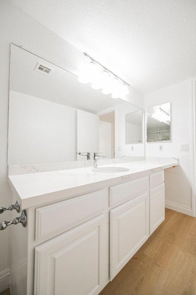 Building Photo - Gorgeous Just Renovated 2 Primary Bedroom ...