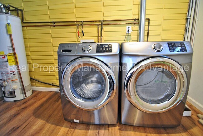 Building Photo - Fully Updated Two Bedroom with Contemporary Style and Comfort Throughout!