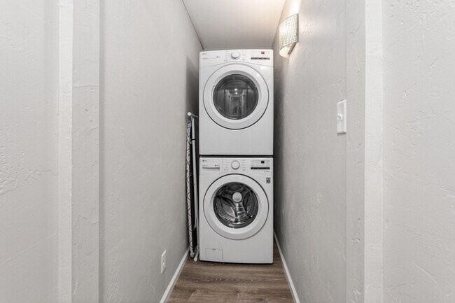 Building Photo - 915 W Whittier Dr