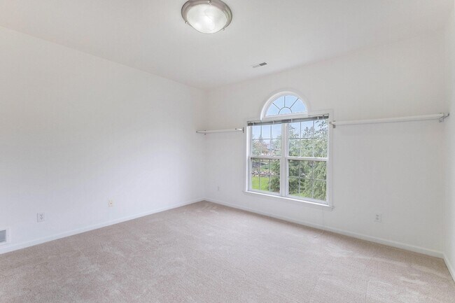 Building Photo - 2925 N Knightsbridge Cir