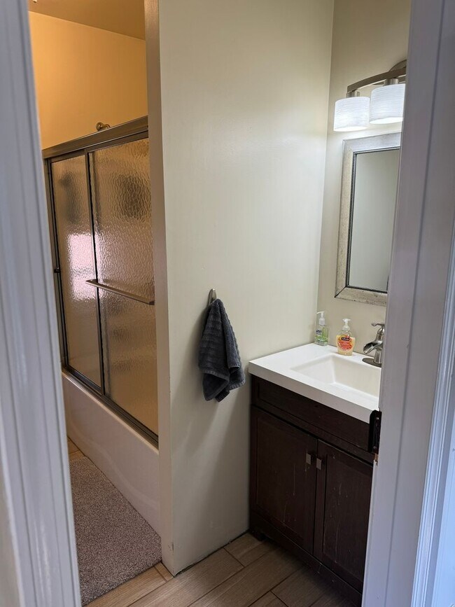 Building Photo - 412 E 4th St