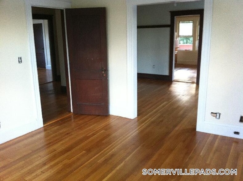 Building Photo - 18 Bond St